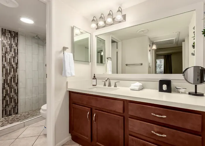 Modernized 2br W Pool Access Near Old Town Holiday home
