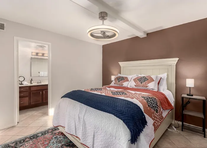 Modernized 2br W Pool Access Near Old Town