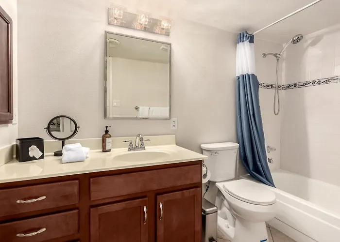 Modernized 2br W Pool Access Near Old Town Holiday home *
