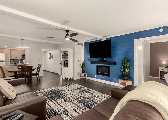 Modernized 2br W Pool Access Near Old Town Holiday home *