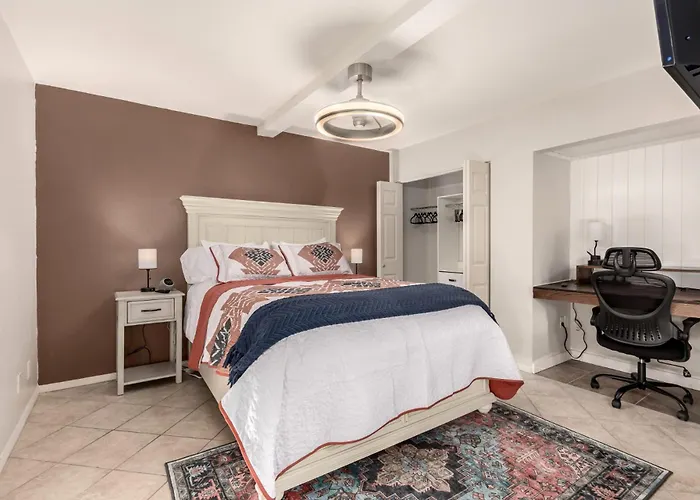 Modernized 2br W Pool Access Near Old Town *