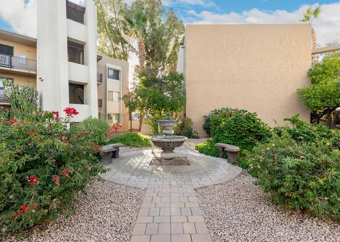 Modernized 2br W Pool Access Near Old Town