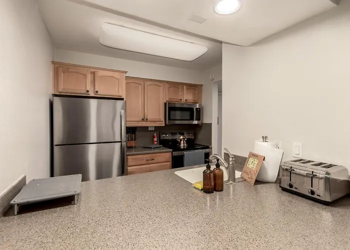 Modernized 2br W Pool Access Near Old Town Holiday home