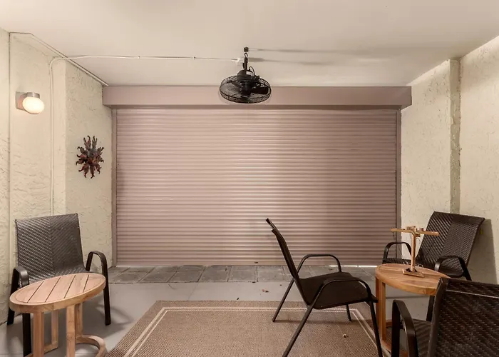 Modernized 2br W Pool Access Near Old Town