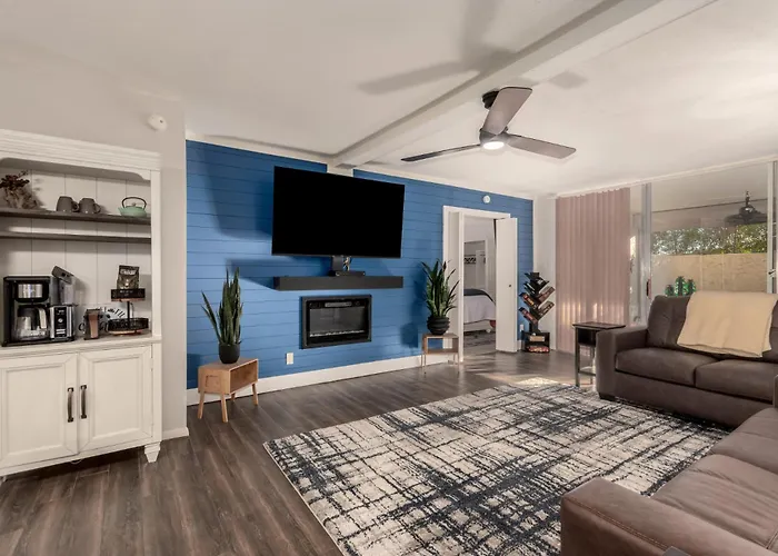 Modernized 2br W Pool Access Near Old Town Holiday home *