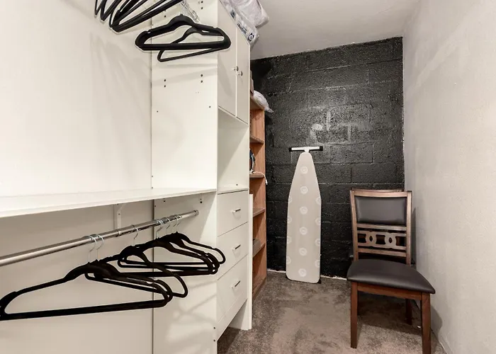Modernized 2br W Pool Access Near Old Town *