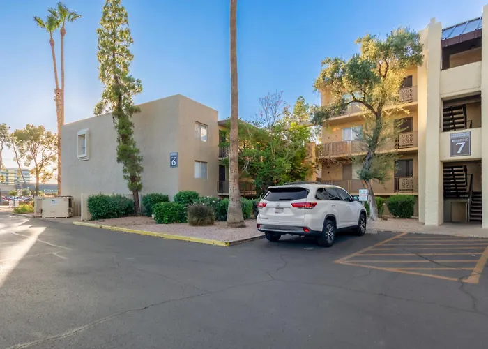 Modernized 2br W Pool Access Near Old Town *