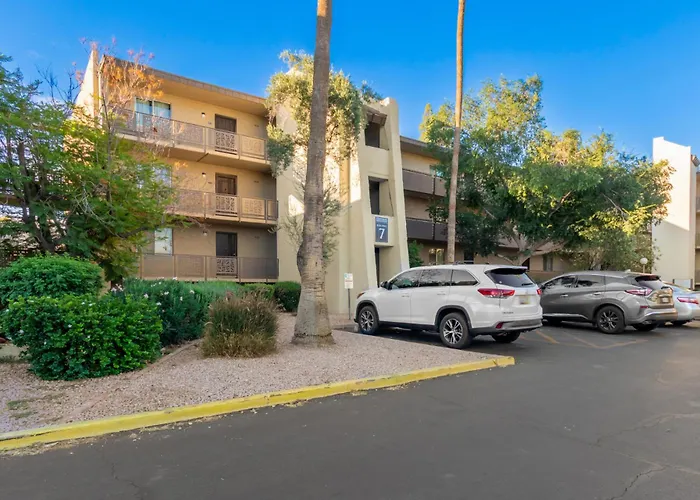 Modernized 2br W Pool Access Near Old Town Holiday home